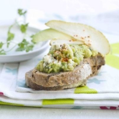 Tartines de poires au beurre d'avocat roquefort
