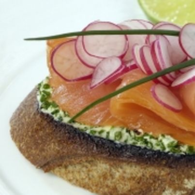 Tartine de seigle Royal Banette, saumon fumé, radis et beurre de ciboulette