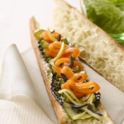 Tartine de saumon fumé aux légumes marinés ou grillés, olives et citron confit