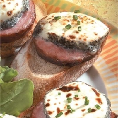 Tartines de Morteau et chèvre sur lit de salade