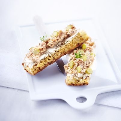 Tartines de pain aux céréales, radis noir et rillettes d'oie