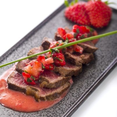 Tataki de bœuf aux fraises