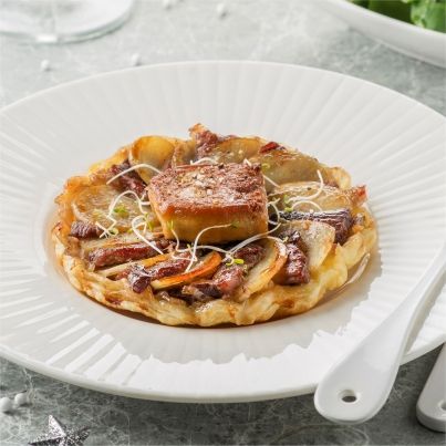 Tatin de canard aux pommes de terre, confit d'échalotes et foie gras poêlé