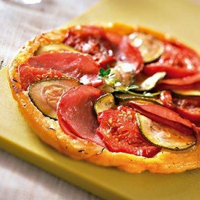 Tatin de courgette et tomate au thym et bacon grillé