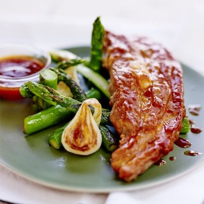 Tendron de Veau laqué, Sauce Barbecue, Oignons Nouveaux et Asperges Vertes