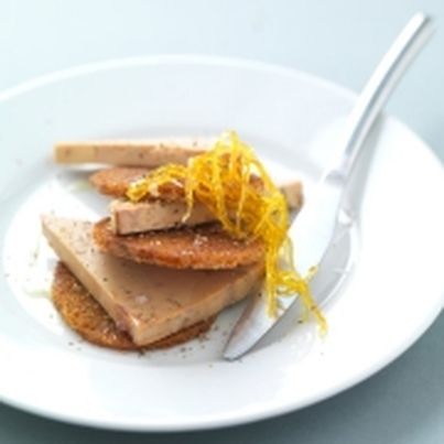 Terrine de foie gras, zestes de citron confit et melba de pain d'épices