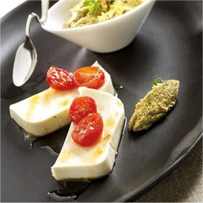 Terrine de Reblochon, tomates caramélisées, tapenade d'olives vertes et noisettes