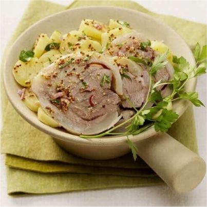 Emincé de tête de veau en salade, pommes de terre et oignons rouges
