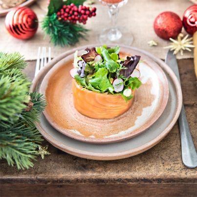 Timbale de Saumon, Brunoise d'Avocat et Jeunes Pousses de Salade