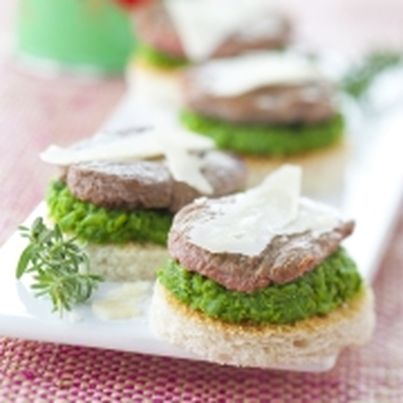 Toasts d'agneau, purée de pois et parmesan
