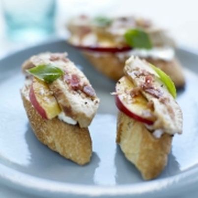 Toasts suprêmes de pintade et nectarine