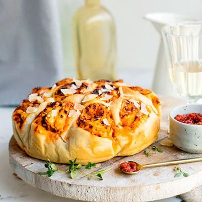 Torta delle rose salée, amandes, pesto rouge et Parmigiano Reggiano