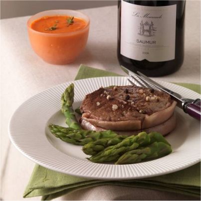 Tournedos et asperges vertes à la crème de poivrons rouges