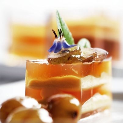 Transparence de raisin à la crème vanillée, raisins poêlés et fleur de bourrache