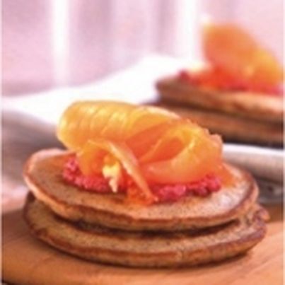 Truite fumée sur blinis de sarrasin, chantilly de betteraves