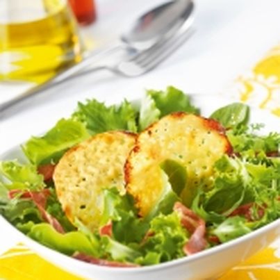 Tuiles de Parmesan en salade croquante