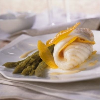 Filet de turbot à la vapeur, asperges vertes et sauce mousseuse aux agrumes