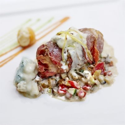 Roulé de veau au gorgonzola et abricots secs en robe de poitrine fumée