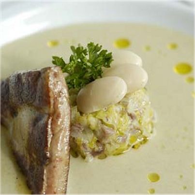 Velouté de Haricots Tarbais, fondue de poireaux au confit de poule et foie gras de canard du Sud-Ouest poêlé