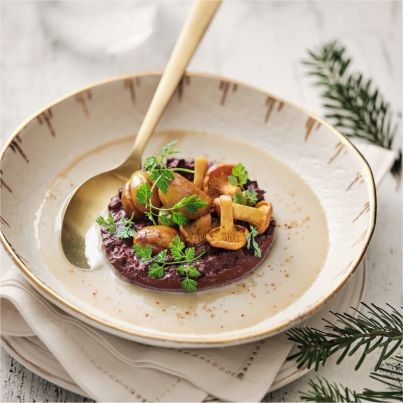 Velouté de Marrons à la Crème Épaisse, Boudin Noir et Pickles de Girolles