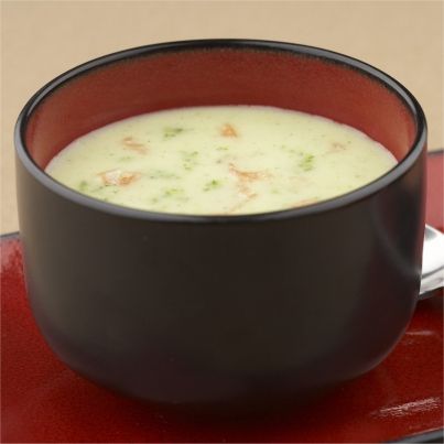 Velouté de pommes de terre et courgettes au chèvre parsemé de saumon fumé