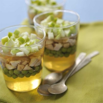 Verrine de lapin en gelée de pomme verte et petits pois frais