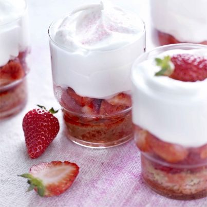 Verrines de fraises et chantilly au chocolat blanc