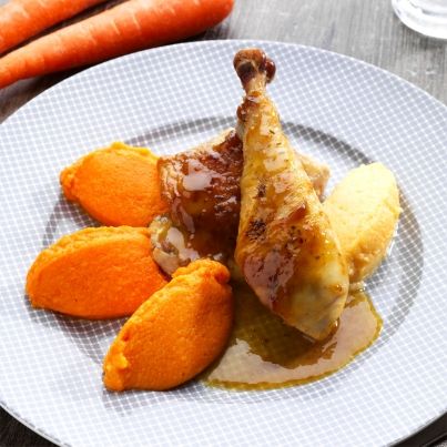 Volaille laquée au jus de volaille à la carotte, fine purée de carotte