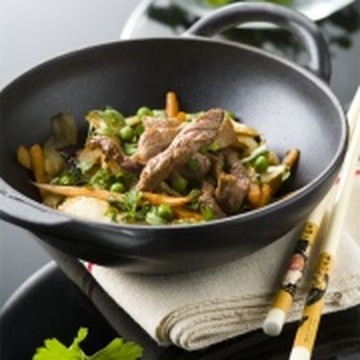 Wok d'agneau parfumé au vin de noix et légumes croquants