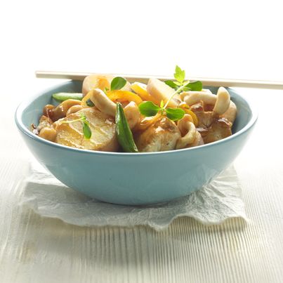 Wok de pommes de terre et poulet aux petits légumes