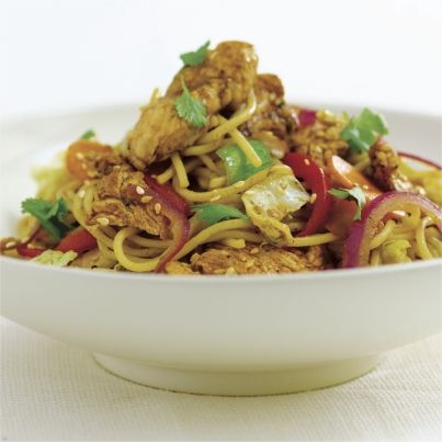 Wok de poulet caramélisé, nouilles sautées aux légumes et cacahuètes grillées