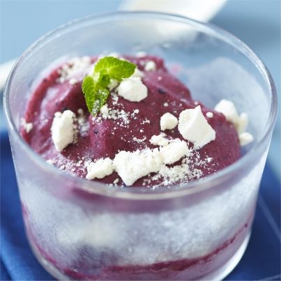 Yaourt glacé aux fruits rouges et à la menthe, éclats de meringue